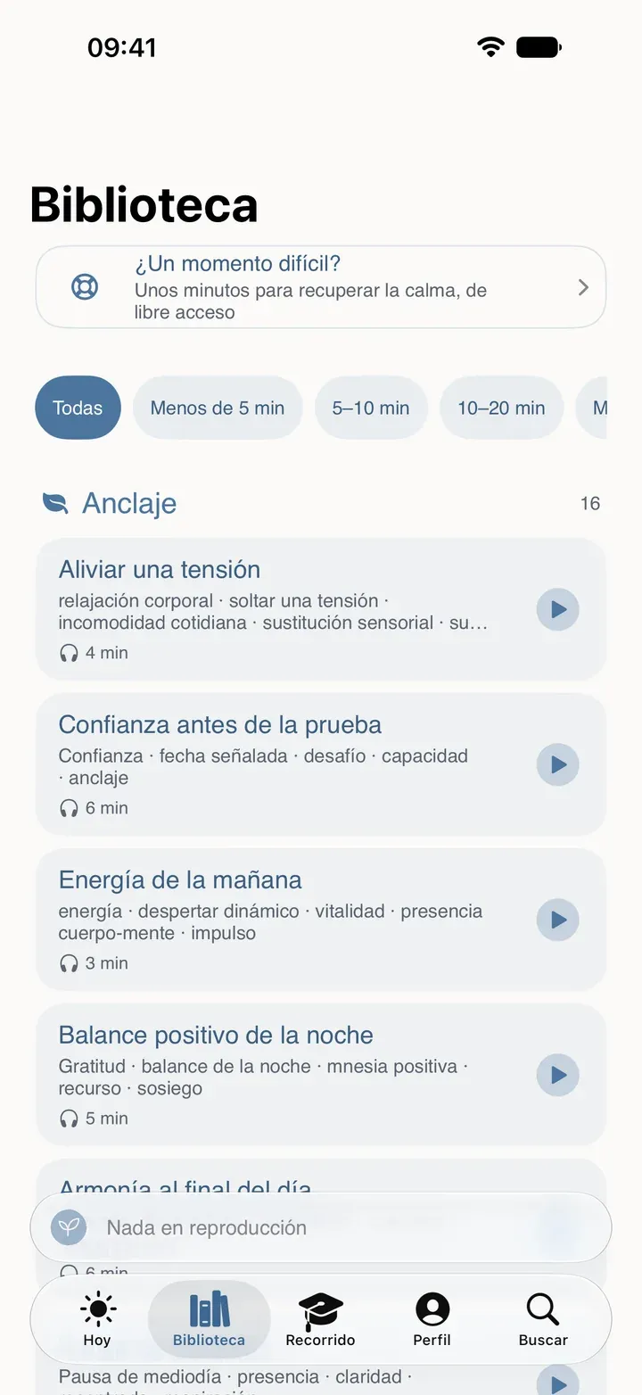 La pestaña Biblioteca de Sophria en iPhone: «¿Un momento difícil?» de acceso libre, filtros por duración y las sesiones ordenadas por familia.