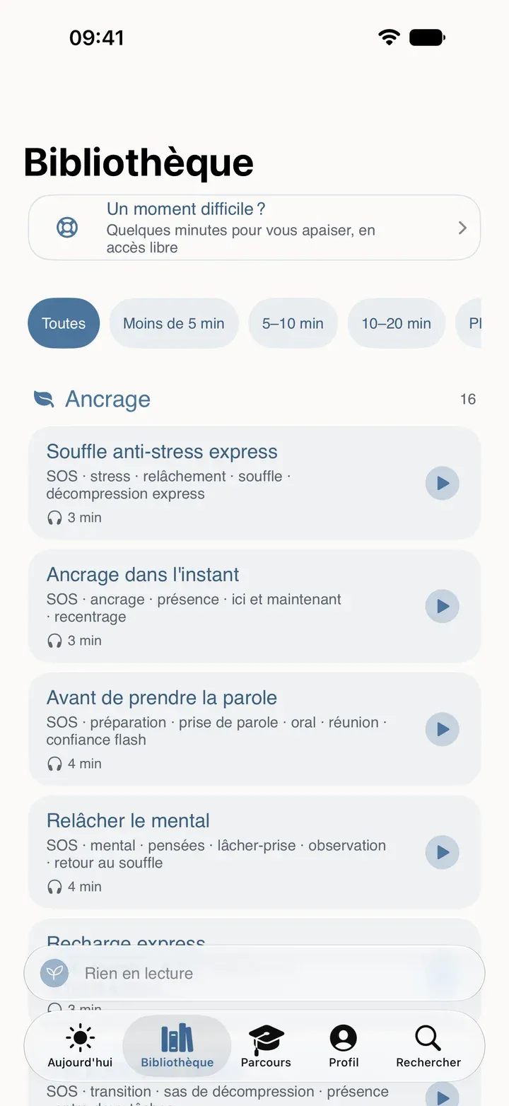 L’onglet Bibliothèque de Sophria sur iPhone : « Un moment difficile ? » en accès libre, des filtres par durée, puis les séances rangées par famille.