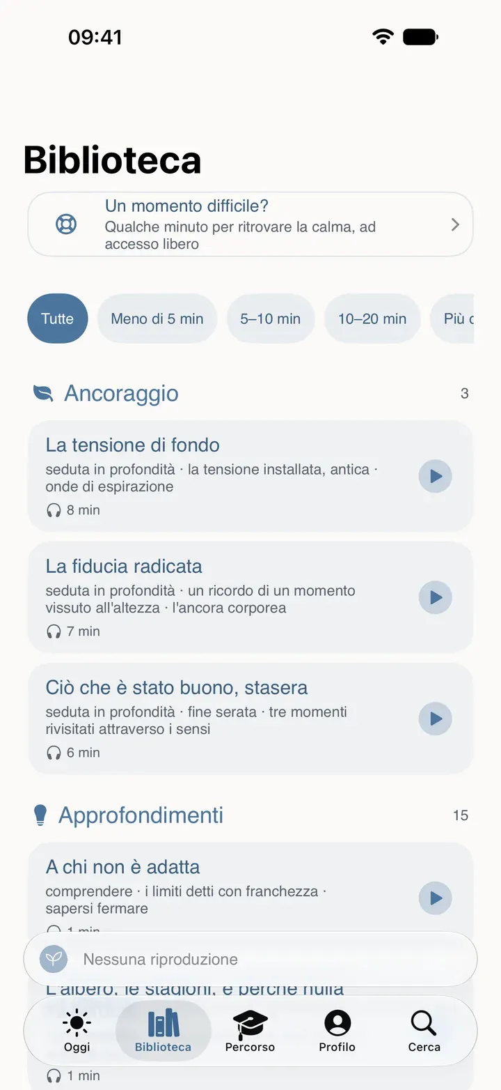 La sezione Biblioteca di Sophria su iPhone: «Un momento difficile?» ad accesso libero, i filtri per durata, poi le sedute ordinate per famiglia.